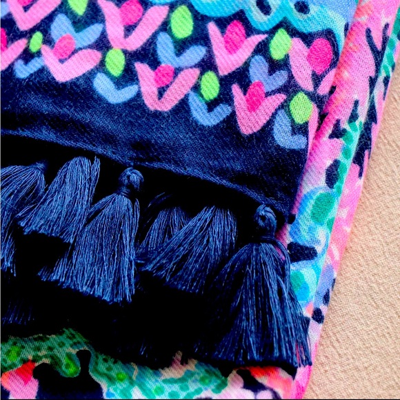 RARE LILLY PULITZER RESORT
SCARF WRAP LILLIAN
OVERSIZED BLANKET
ENGINEERED WRAP - Picture 6 of 8